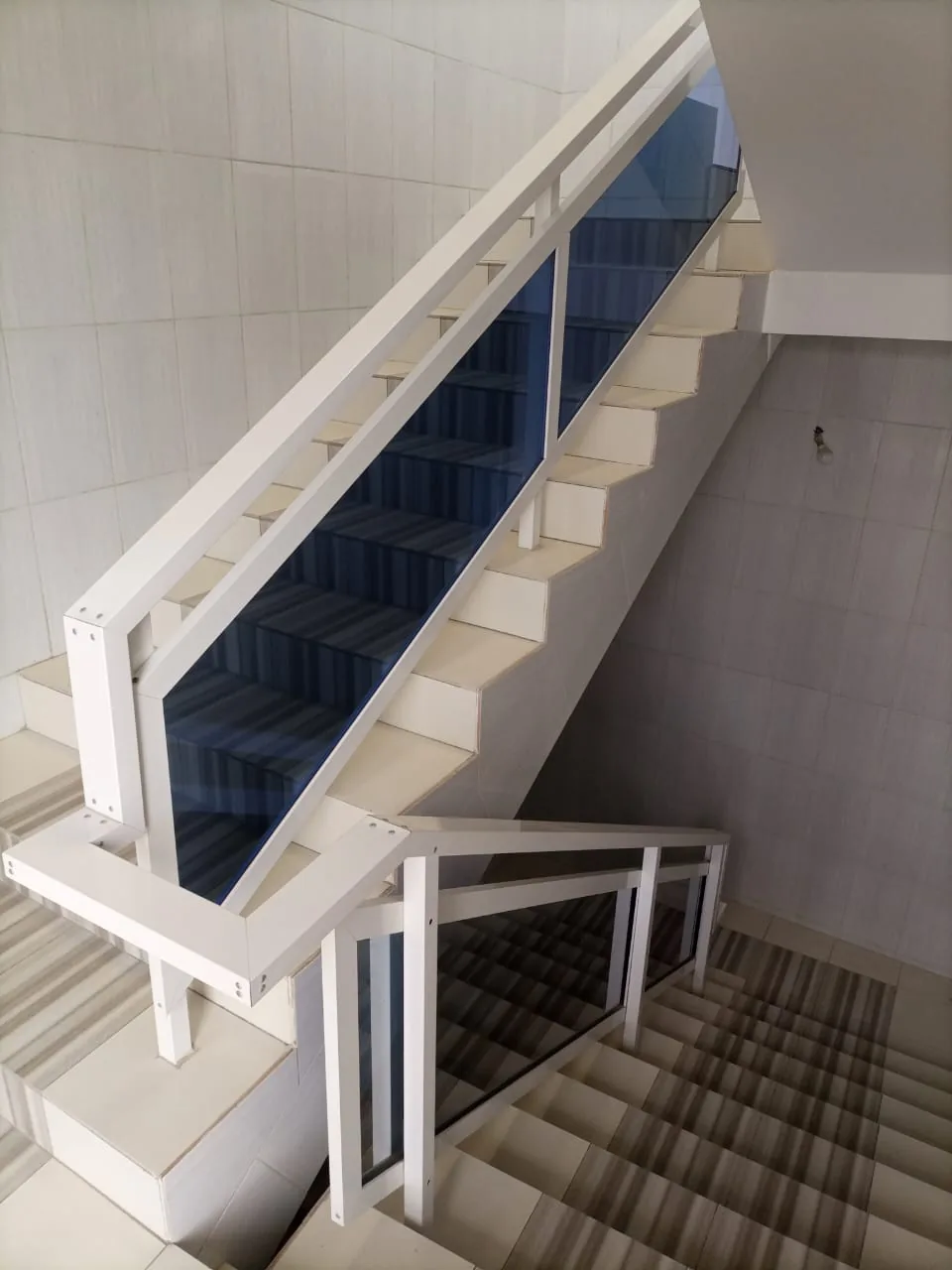 Rampe d'escalier aluminium et verre pour intérieur à Lomé