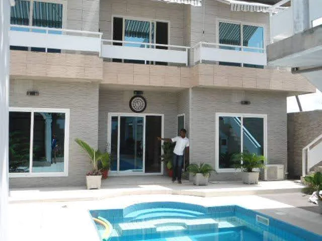 Façade immeuble avec menuiseries aluminium à Lomé